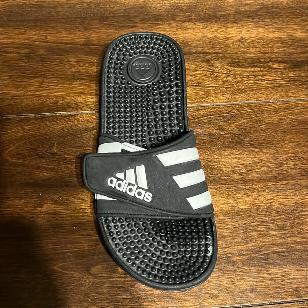 ADIDAS ADISSAGE SLIDES ASSORTED SIZE 5